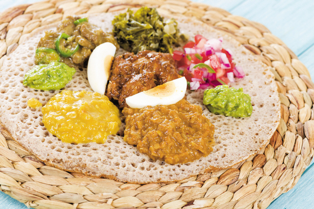 테프가루로 만든 인제라는 에티오피아 전통빵으로 고기나 스튜를 떠 먹거나 샐러드 토핑을 올려 먹는다.