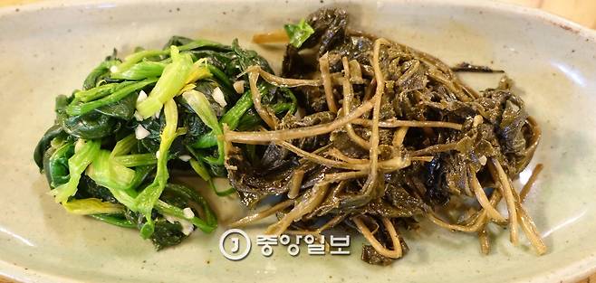 ‘옥이네밥상’의 기본 반찬. 나물 2종(시금치·묵나물).