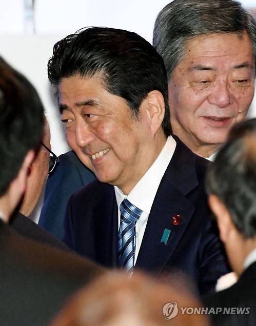 (도쿄 교도=연합뉴스) 아베 신조(安倍晋三) 일본 총리가 5일 도쿄에서 열린 자민당 대회에서 참석자와 인사하고 있다. 이날 대회에선 당 총재 임기를 '2기 6년'에서 '3기 9년'으로 연장하는 내용의 당칙 개정이 승인됐다. 2017.3.5