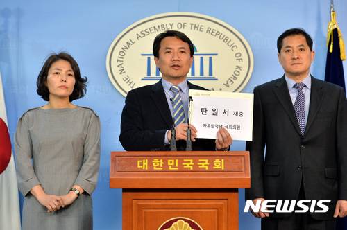 【서울=뉴시스】배훈식 기자 = 7일 오후 서울 여의도 국회 정론관에서 자유한국당 김진태(왼쪽 두번째) 의원이 박근혜 대통령 탄핵 심판 기각 또는 각하를 촉구하는 탄원서 제출 기자회견을 하고 있다. 왼쪽부터 전희경 의원, 김 의원, 박대출 의원. 2017.03.07. dahora83@newsis.com