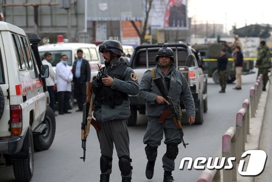 아프간 경찰이 테러가 발생한 카불 군사 병원 앞에 긴급 투입됐다. © AFP=뉴스1