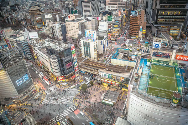 하루 300만명이 모이는 일본 도쿄 최대 역세권이자 번화가인 시부야의 `스크램블 크로싱(교차로)`과 빌딩숲의 모습. 2020년 도쿄올림픽을 대비해 고층복합빌딩 및 역사 정리 공사가 한창이다.  [사진 제공 = 리처드 슈나이더]