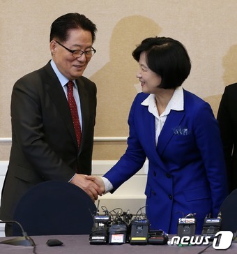 (왼쪽부터) 국민의당 박지원·더불어민주당 추미애 대표. 2017.2.21/뉴스1 © News1 손형주 기자