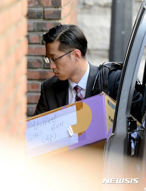 【서울=뉴시스】권현구 기자 = 헌법재판소가 만장일치로 탄핵 인용을 결정한 10일 오후 서울 강남구 삼성동 박근혜 전 대통령 사저로 청와대 직원들이 '한아세안 6030 8대 (A급) '이라고 쓴 박스를 옮기고 있다. 2017.03.10. stoweon@newsis.com