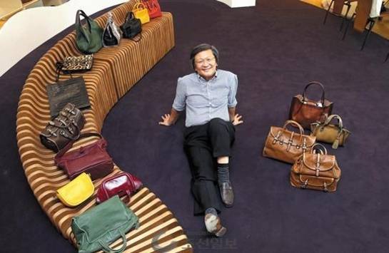 37년을 핸드백과 함께 한 남자. 박은관은 시몬느를 창업하기 전 중저가 핸드백 제조업체인 ‘청산’에서 7년 동안 해외영업을 담당했다. 유럽과 미국으로 출장을 많이 다녔고, 명품 핸드백 시장이 아시아 벨트로 넘어올 것을 예견했다./사진=이태경 기자