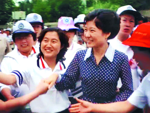 1979년 6월 영애 시절 구국여성봉사단 총재를 맡았던 박 전 대통령과 최순실씨 모습. 뉴스타파