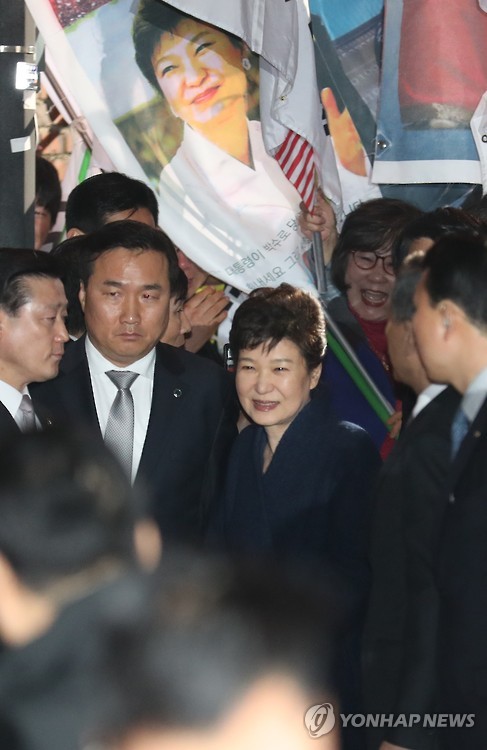 박근혜 전 대통령이 2017년 3월 12일 오후 청와대를 떠나 서울 강남구 삼성동 사저에 도착하고 있다. [연합뉴스 자료사진]