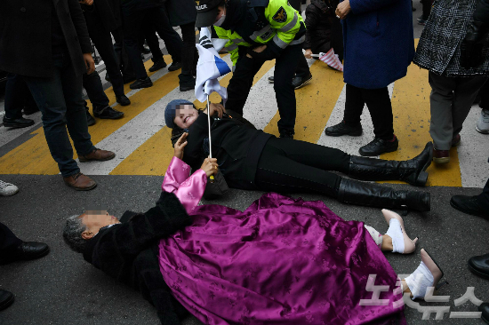 서울 삼성동 박근혜 전 대통령 자택 앞에서 박 전 대통령 지지자들이 JTBC 차량을 막으려 거리에 드러눕고 있다. (사진=박종민 기자)