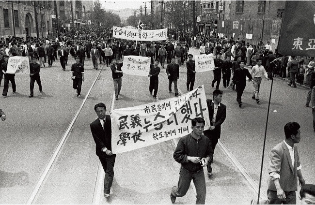1960년 4월 26일 이승만 대통령의 하야 발표 직후 질서유지에 나선 학생과 시민들. 4·19 혁명 정신은 대한민국 민주주의를 지탱하는 가장 큰 자산이 됐다. [동아일보]