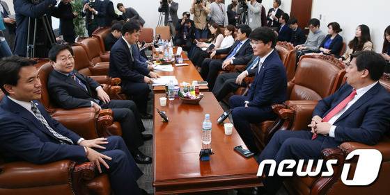 4당 원내수석부대표와 국회 법제사법위원회 간사들이 17일 서울 여의도 국회 운영위원장실에서 만나 상법 개정안을 논의하고 있다. 2017.3.17/뉴스1 © News1 허경 기자