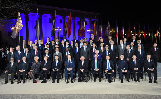 17일(현지시간) 독일 바덴바덴에서 열린 'G20재무장관, 중앙은행총재회의'에 참석한 각국대표들이 기념촬영을 하고 있다./ 사진=뉴스1