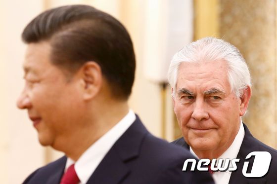 시진핑 중국 국가주석(왼쪽)과 19일 중국 베이징에서 회동한 렉스 틸러슨 미 국무장관(오른쪽) © AFP=뉴스1