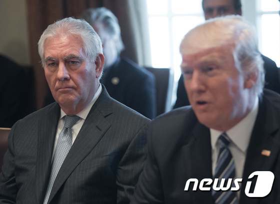 도널드 트럼프 미국 대통령(오른쪽)과 렉스 틸러슨 국무장관. © AFP=뉴스1