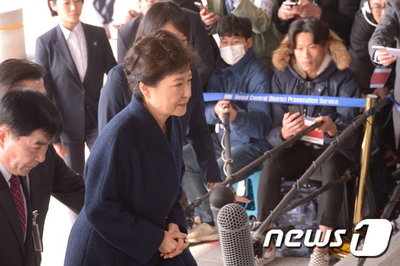 박근혜 전 대통령이 21일 오전 서울 서초동 중앙지검에 피의자 신분으로 조사를 받기 위해 출석하고 있다.  © News1 사진공동취재단