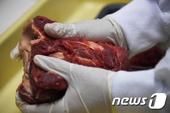 브라질의 대형 육가공업체들이 썩은 고기를 불법으로 유통한 것으로 드러났다.© AFP=뉴스1
