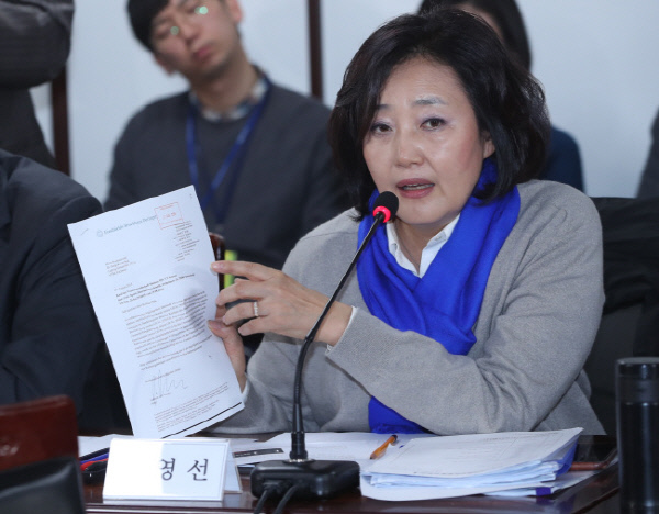 박영선 더불어민주당 의원이 지난해 12월 26일 서울구치소에서 열린 최순실 국정농단 청문회에서 발언하고 있다. 국회사진기자단