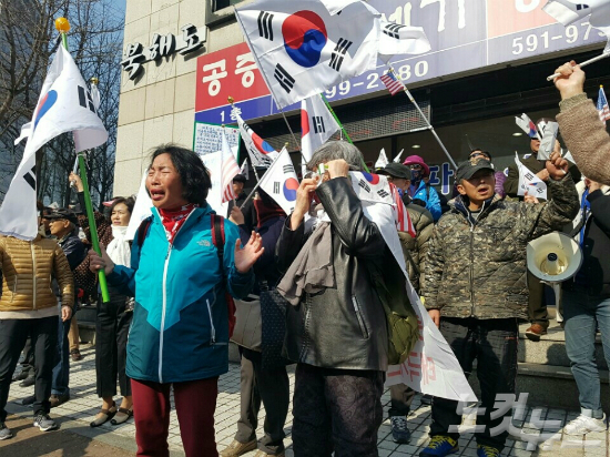 박근혜 전 대통령이 피의자 신분으로 출두하자 검찰 밖은 촛불의 야유와 태극기의 함성으로 들썩였다. (사진=CBS사회부)