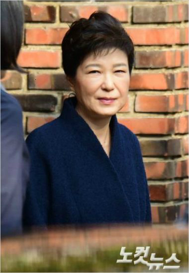 박근혜 전 대통령이 21일 오전 검찰에 출석하기 위해 서울 삼성동 자택을 나오고 있다. (사진=윤창원 기자)