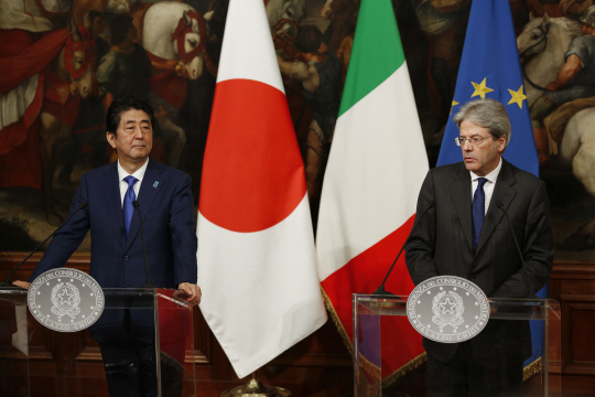 아베 신조(왼쪽) 일본 총리와 파올로 젠틸로니 이탈리아 총리가 21일(현지시간) 이탈리아 로마 총리 관저에서 공동기자회견을 하고 있다. /로마=AP연합뉴스