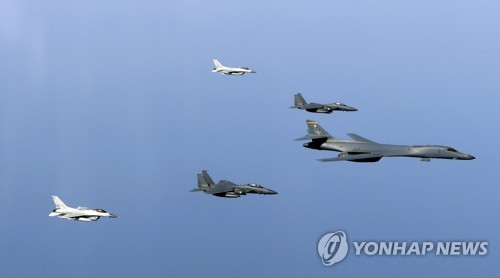 (서울=연합뉴스) 미국 공군 전략폭격기 B-1B가 22일 한반도 상공에서 한국 공군 F-15K 2대, KF-16 2대와 함께 연합훈련을 실시하고 있다. 2017.3.22 [공군 제공=연합뉴스]      photo@yna.co.kr