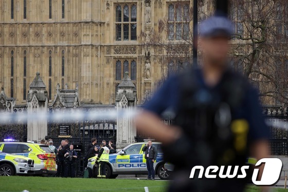 무장경찰이 22일(현지시간) 테러가 발생한 영국 런던 웨스트민스터 의사당 앞에서 보초를 서고 있다. © AFP=뉴스1