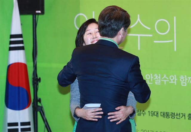 19일 열린 남편의 대선 출정식에서 포옹하고 있는 모습. 배우한 기자