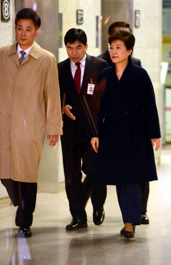 22일 오전 검찰조사를 마친 박근혜전 대통령이 서울중앙지검을 나서고 있다. 사진공동취재단