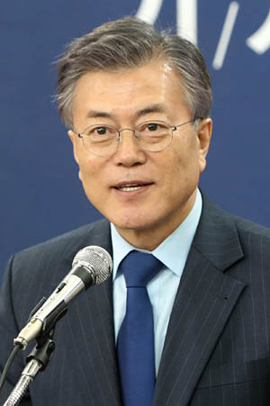 문재인 전 더불어민주당 대표가 22일 대전시의회에서 기자회견을 갖고 충청권 발전 공약을 발표하고 있다.   연합뉴스