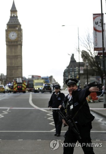 22일(현지시간) 차량 테러가 발생한 영국 런던 웨스트민스터 다리 인근 지역에서 경계 활동을 벌이고 있는 현지 경찰 [AP=연합뉴스]