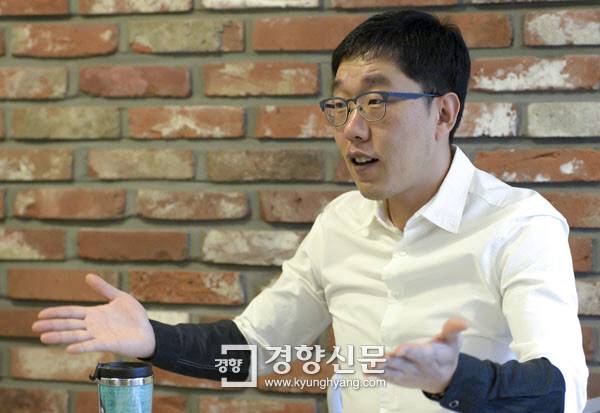 방송인 김제동이 지난 20일 서울 서초동 사무실에서 경향신문과 인터뷰하고 있다. / 이석우 기자 foto0307@kyunghyang.com