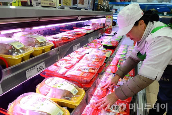 브라질산 '부패 닭고기' 논란이 확산되고 있는 가운데 22일 오후 서울의 한 대형마트 정육코너에서 마트 관계자가 국내산 닭고기 제품을 정리하고 있다. 정부 확인 결과 국제적으로 문제가 되고 있는 부패한 닭고기는 국내에 수입되지 않은 것으로 나타났지만 각 업체들은 대대적인 원재료 점검에 나섰다. 2017.3.22/뉴스1   <저작권자 © 뉴스1코리아, 무단전재 및 재배포 금지>