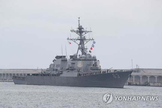 미국의 이지스 구축함 USS 스테뎀함(DDG-63)이 25일 오전 서귀포 제주해군기지에 입항하고 있다.ⓒ연합뉴스