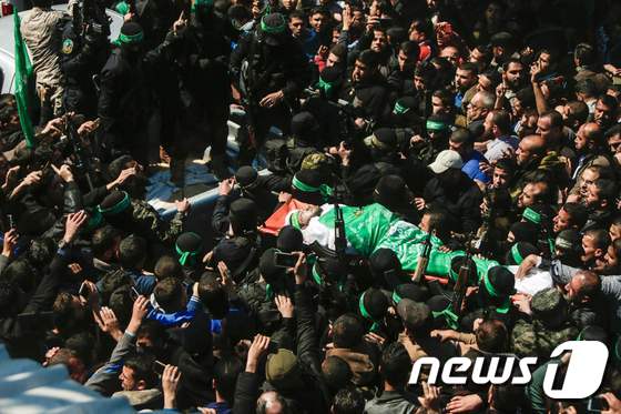 지난 25일(현지시간) 팔레스타인 가자 지구에서 팔레스타인 무장정파 하마스의 군사조직 지휘관 마젠 파크하(38)의 장례식이 치러졌다. © AFP=뉴스1