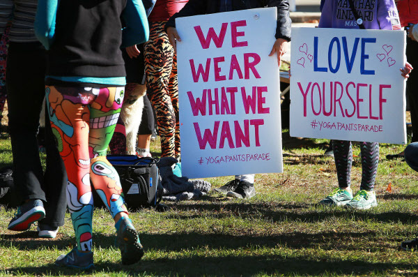 지난해 10월 23일 미국 로드아일랜주에서 열린 '요가 팬츠 퍼레이드'. 여성들이 "우리가 원하는 걸 입는다"라고 쓰여진 피켓을 들고 있다. /미 일간 보스턴글로브