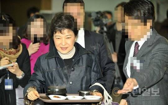 박근혜 전 대통령이 옛 한나라당(현 자유한국당) 대표 시절이던 2011년 11월 21일 서울 월계동의 한 대학 학생식당에서 배식을 받은 뒤 자리로 이동하고 있다. 국민일보 DB