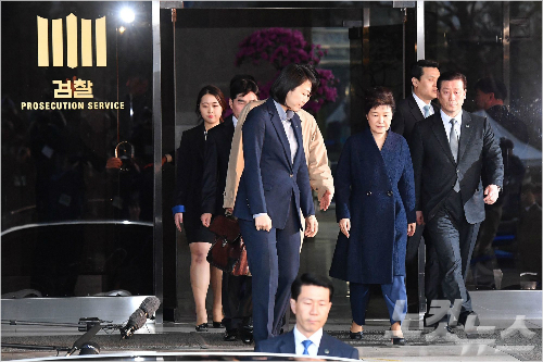 박근혜 전 대통령이 지난 21일 오전 서울 서초동 중앙지검에서 조사를 마친 뒤 귀가하고 있다. 박종민기자/자료사진