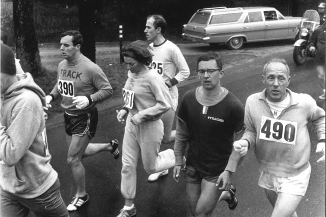 캐서린 스위처(가운데)가 남성들과 함께 1967년 제71회 보스턴마라톤에서 달리고 있다. 캐서린스위처 공식홈페이지