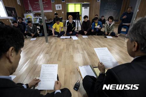 【진도=뉴시스】추상철 기자 = 세월호 선체조사위원회의 활동이 본격적으로 시작된 29일 오후 선체조사위원들이 전남 진도 팽목항을 방문해 미수습자 가족들과 합의문을 작성한 후 면담을 진행하고 있다. 2017.03.29. photo@newsis.com