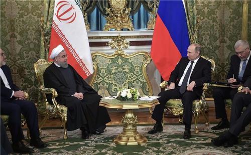 모스크바를 방문한 하산 로하니 이란 대통령(왼쪽)과 회담하는 푸틴 러시아 대통령 [크렘린궁 사이트]
