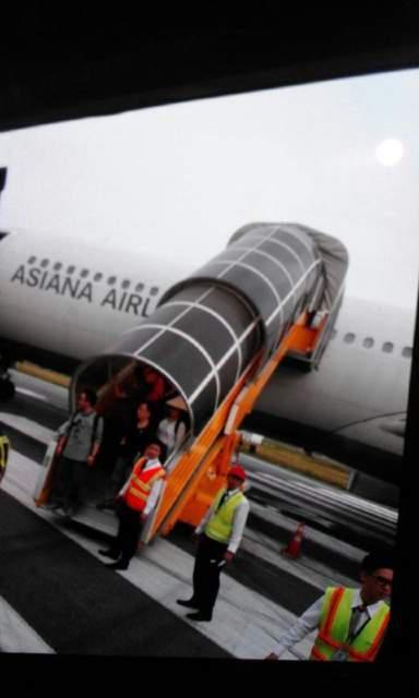29일 베트남 호찌민 국제공항에서 기체 이상으로 이륙을 포기한 아시아나항공 여객기에서 승객들이 내리고 있다.[독자 제공=연합뉴스]
