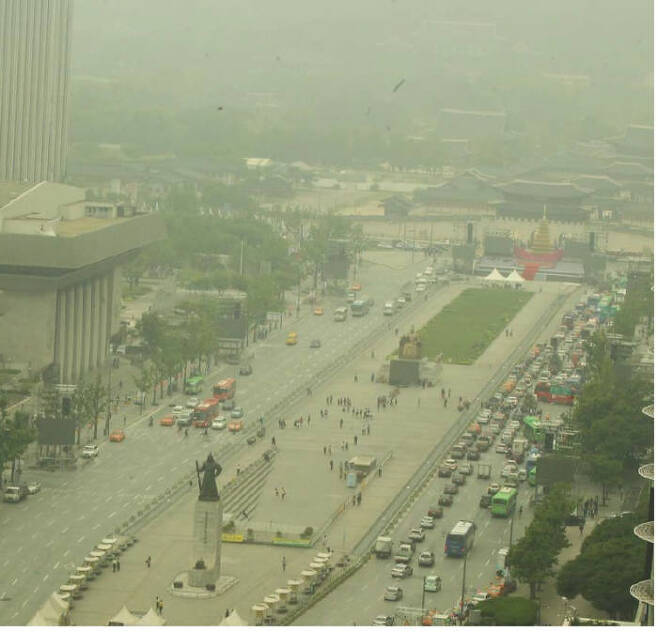 미세먼지로 가득한 서울 광화문 광장. 청와대가 보이지 않을 정도로 대기오염이 심각하다. <사진=한국한국공단>