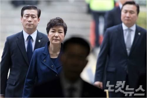 박근혜 전 대통령이 30일 오전 헌정 사상 전직 대통령 신분으로는 처음으로 구속 전 피의자 심문(영장실질심사)을 받기 위해 서울 서초동 중앙지법에 출석하고 있다. (사진공동취재단) 황진환기자