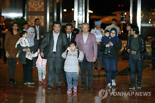 김정남 시신 송환을 둘러싼 갈등 속에 북한에 억류됐던 말레이시아 대사관 직원 3명과 그 가족 6명이 지난 3월 31일 새벽 항공편으로 쿠알라룸푸르 국제공항에 도착한 모습 [AP=연합뉴스자료사진]