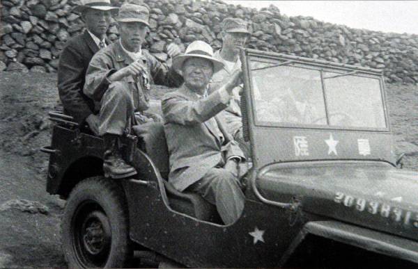 1952년 7월 3일 이승만대통령이 미8군사령관인 밴플리트 대장과 제1훈련소장인 장도영 준장과 함께 군 지프를 타고 제주도를 순시하고 있다. 제주4.3사건진상규명 및 희생자명예회복위원회 제공