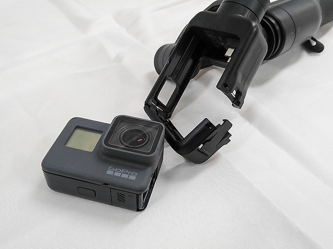 카르마 그립은 기본적으로 히어로5 블랙을 지원하며, 히어로4 계열 액션캠을 장착하려면 별도의 하네스가 필요하다