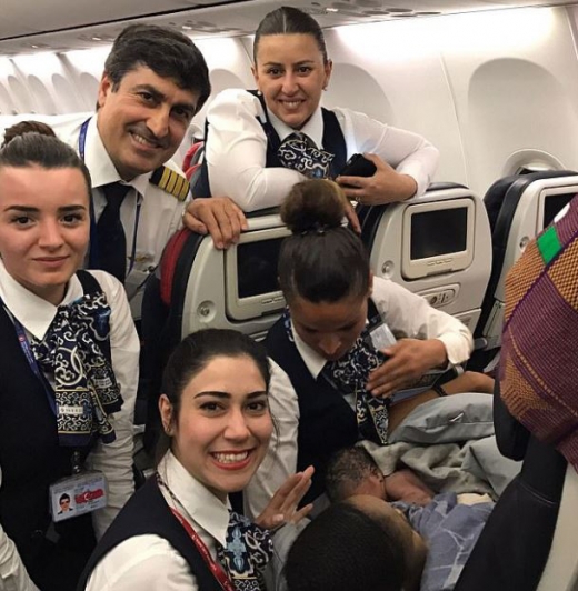 승객 나피가 무사히 아이를 출산할 수 있도록 곁에서 큰 도움이 되어 준 터키 항공사 승무원들. (사진=메트로)