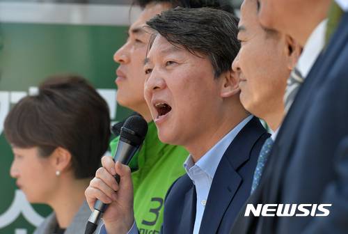 【하남=뉴시스】배훈식 기자 = 10일 오후 경기 하남시 신평로에서 안철수 국민의당 대선 후보가 하남시장 보궐선거에 출마한 유형욱 후보의 지원 유세를 하고 있다. 2017.04.10. dahora83@newsis.com