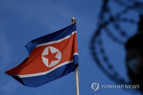 지난달 27일 쿠알라룸푸르의 주말레이시아 북한 대사관 담장 너머로 북한 국기가 휘날리고 있다. [AFP=연합뉴스자료사진]