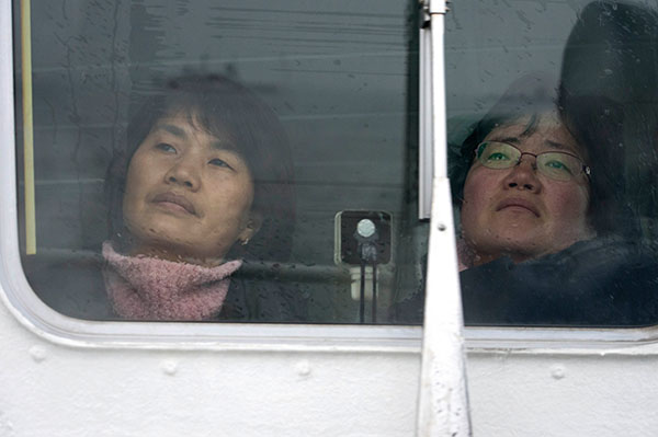ⓒ시사IN 신선영 3월31일 박은미씨(왼쪽)와 이금희씨가 해양수산부 선박을 타고 동거차도 해상으로 이동하고 있다.