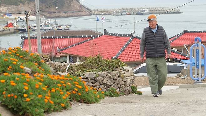 1천일 넘게 바닷속에 잠겨있던 세월호가 뭍에 올라오던 3월 하순에서 4월 상순 사이 작가 김훈은 팽목항, 목포신항, 동거차도, 서거차도 등을 돌며 세월호 유족들과 이야기를 나눴다. <한국방송> 제공.